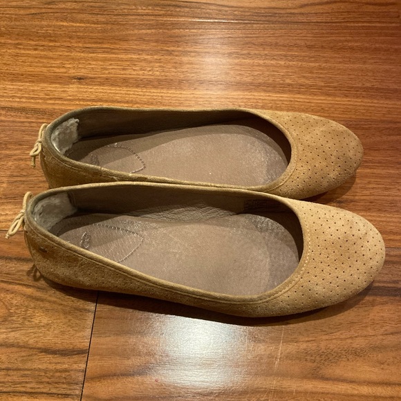 UGG Women's Karlina Geo Perforated Flat Tan Sz 9.5 - Picture 3 of 10